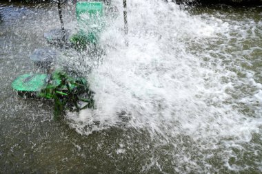 Güneş Hücresi Paneli Paddle Wheel Aerator Park 'ta çalışıyor.