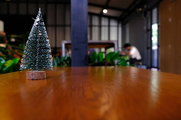 Árvore Natal Artificial Mesa Madeira Fundo Cafetaria — Fotografia de Stock