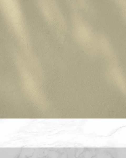 Белый Мраморный Стол Тенью Дерева Бежевом Фоне Социальных Сетях Размер — стоковое фото