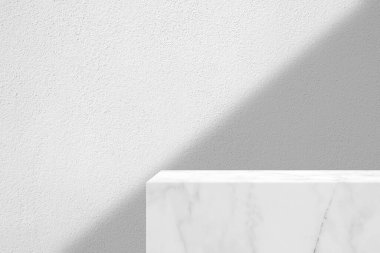 Beyaz Stucco Duvar Dokuma Arkaplanı Işık Işını ve Gölgesi ile Mermer Sayaç, Ürün Sunum Arkaplanı, Görünüm ve Moda İçin Uygun.
