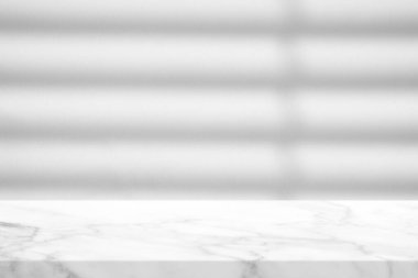 Beyaz Stucco Duvarlı Mermer Masa Işık Işını ve Gölgesi Arkaplanı, Ürün Sunumu, Görünüm ve Moda İçin Uygun.