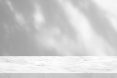 Beton Duvarda Ağaç Gölgesi Arkaplanda Beyaz Mermer Masa, Ürün Sunum Arkaplanı, Görünüm ve Moda İçin Uygun.