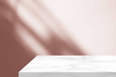 Beton Duvarda Gölge ve Pembe Işıltılı Asgari Beyaz Mermer Masa Köşesi, Ürün Sunumu, Görünüm ve Moda İçin Uygun.