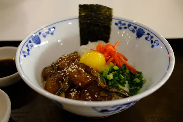 韩式酱油腌制虾仁配米饭和海藻 — 图库照片
