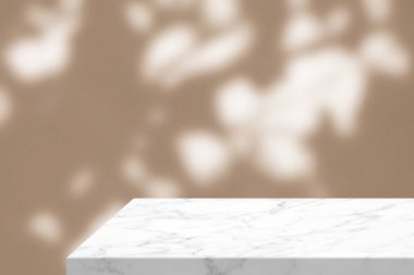 Beton Duvar Arkaplanındaki Gölge ve Işıklı Asgari Beyaz Mermer Masa Köşesi, Ürün Sunumu, Görünüm ve Moda İçin Uygun.