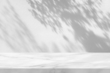 Beton Duvar Doku Arkaplanı 'nda, Parkta Ağaç Gölgesi olan Beyaz Mermer Masa, Ürün Sunum Arkaplanı, Görünüm ve Moda İçin Uygun.