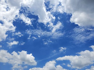 Mavi Gökyüzü Arkaplanı ile Güzel Bulutlar Merkezde Boşluk.