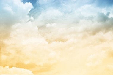 Beyaz Bulut ve Mavi Gökyüzü Çift Renk Filtresi ile Grunge Kağıt Doku Arkaplanı.