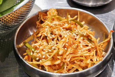 Baharatlı lahana salatasını kapat. Bu ünlü Banchan ya da Kore yemeği..