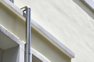 Alüminyum Boruyu Yeni Bina Arkaplanı ile Kapat.