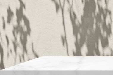 Beton Beton Beton Duvarda Ağaç Gölgesi olan en az Beyaz Mermer Masa Köşesi, Ürün Sunumu, Görünüm ve Moda İçin Uygun.