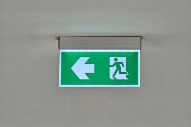 Tavanda asılı çıkış tabelası.