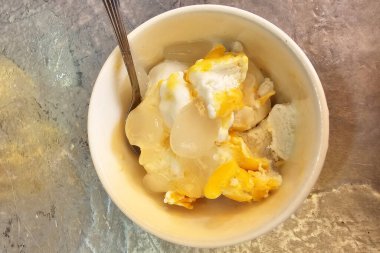 Hindistan cevizi sütlü dondurma ve yumurta sarısı. Tayland 'da ünlü bir yemek tarifi..