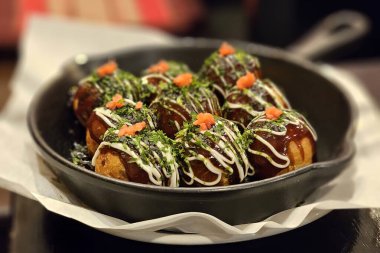 Takoyaki in Hot Plate ünlü bir Japon tarifi. (Seçici Odaklanma)