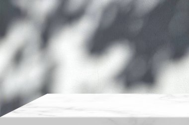 Beton Duvarda Ağaç Gölgesi ile Beyaz Mermer Masa Arka planı, Ürün Sunum Arkaplanı, Görünüm ve Moda İçin Uygun.