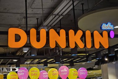 BANGKOK, THAILAND 09 HAZİRAN 2023: Dunkin Tayland 'da ünlü bir gözlükçüdür. Dunkin, 1950 yılında kurulmuş çok uluslu bir kahve ve çörek şirketidir..