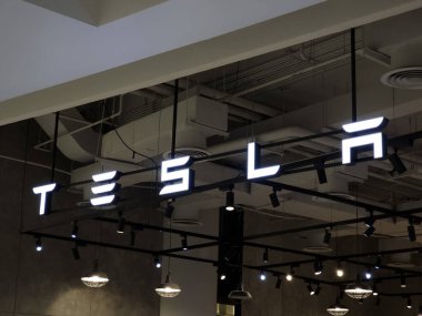 BANGKOK, THAILAND 19 HAZİRAN 2023: Tesla, Inc., 1 Temmuz 2003 'te kurulan çok uluslu bir Amerikan otomotiv ve temiz enerji şirketidir..