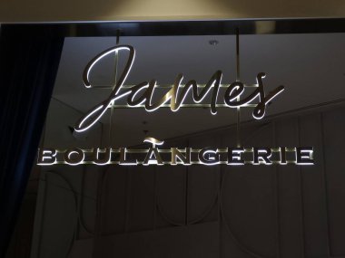 BANGKOK, THAILAND - 19 Temmuz 2023: James Boulangerie İşareti. James Boulangerie, Bangkok 'ta bulunan ünlü bir kafe ve restorandır..