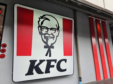 BANGKOK, THAILAND - 12 AĞUSTOS 2023: KFC 20 Mart 1930 'da kurulan ünlü bir fast food restoranıdır..