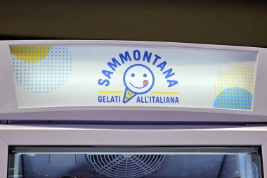 BANGKOK, THAILAND - 14 AĞUSTOS 2023: Sammontana Gelati All Italiana Tabelası. Sammontana İtalya 'nın Empoli şehrinde 1948 yılında kurulmuş ünlü bir İtalyan dondurma üreticisi..