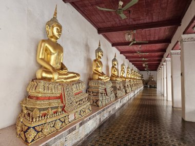 BANGKOK, THAILAND - 13 Eylül 2023: Wat Mahathat Yuwaratrangsarit Tapınağı Manastırı 'ndaki Antik Buda Görüntüleri. Bangkok, Tayland 'ın ünlü simgesidir..