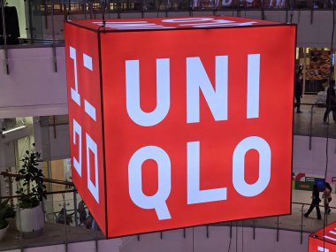 BANGKOK, THAILAND - 30 Eylül 2023: UNIQLO lihgt kutu işareti. Uniqlo Co., Ltd., 2 Eylül 1974 'te kurulan günlük giysi tasarımcısı, üreticisi ve perakendecisi..