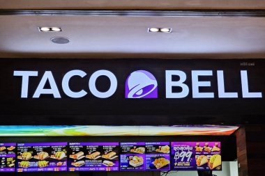 BANGKOK, THAILAND - 17 AĞUSTOS 2023: Taco Bell işareti. Taco Bell, 1962 yılında kurulan çok uluslu bir fast food restoran zinciri..