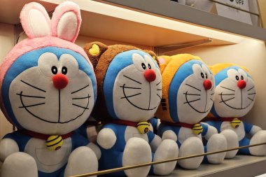 BANGKOK, THAILAND - 23 AĞUSTOS 2023: Raftaki Doraemon Bebekleri. Doraemon Fujiko F. Fujio tarafından yazılan ve resimlenen bir Japon manga serisidir..