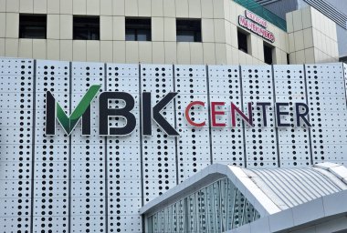 BANGKOK, THAILAND 23 AĞUSTOS 2023: MBK Merkez İşareti. MBK Merkezi Asya 'daki en büyük alışveriş merkezidir. 1985 'te açılmış..