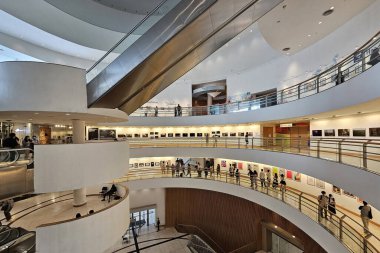 BANGKOK, THAILAND - 23 Ağustos 2023: Bangkok, Tayland 'da 29 Temmuz 2008' de açılan bir çağdaş sanat merkezi olan Bangkok Sanat ve Kültür Merkezi 'nin içi.