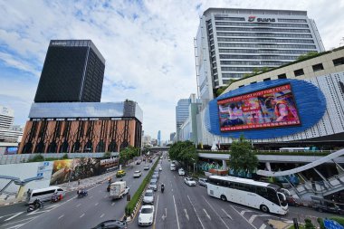 BANGKOK, THAILAND - 23 Ağustos 2023: SiamScape ve MBK kulesi arasındaki Rama I manzarası. Bangkok, Tayland 'ın ünlü bir simgesidir..