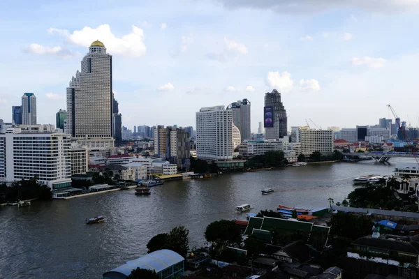 BANGKOK, THAILAND - 29 Ekim 2022: Chaophraya Nehri Sahnesi Icon Siyam 'ın çatısından. Chaophraya Nehri Tayland 'ın ana nehridir..