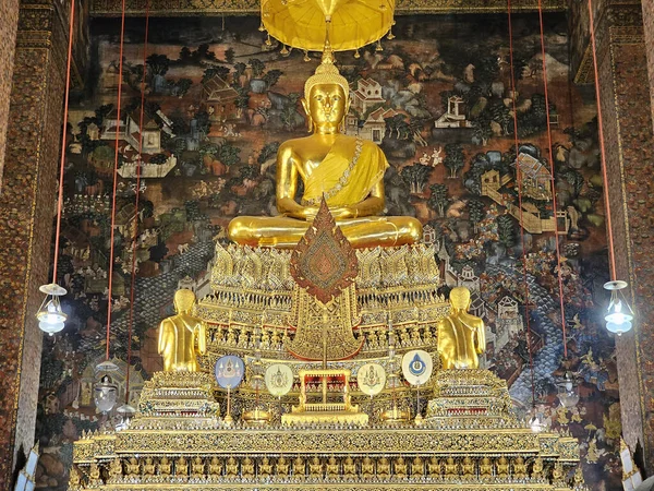 BANGKOK, THAILAND - 11 Temmuz 2023: Wat Pho 'nun içindeki antik altın Buda resmi. Wat Pho Tayland 'ın ünlü tapınağı ve tarihi simgesidir..