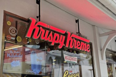 BANGKOK, THAILAND - 31 AĞUSTOS 2023: Krispy Kreme Donutları İşareti. Krispy Kreme, 13 Temmuz 1937 'de kurulan çok uluslu bir donut şirketidir..