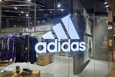 BANGKOK, THAILAND - 14 Eylül 2023: Pencere Ekranında Adidas İşareti. 18 Ağustos 1949 'da kurulan Alman atletik giyim ve ayakkabı firması..