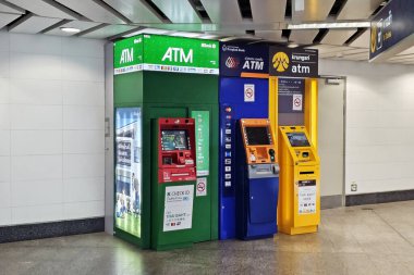 BANGKOK, THAILAND - 13 Eylül 2023: Tayland Toplu Taşımacılık Otoritesi tarafından işletilen MRT tren istasyonunda otomatik veznedar veya ATM.