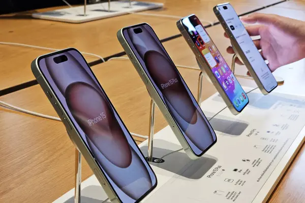 BANGKOK, THAILAND - 23 Eylül 2023: 15 İPhone Ekranda. iPhone, Apple Inc. tarafından üretilen bir akıllı telefon serisidir.,.