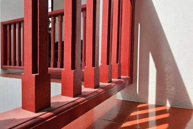 Gölgeli Kırmızı Ahşap Çit.