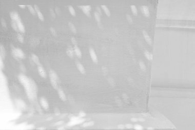 Doğal Bokeh Işığı ve Gölge Arkaplanlı Beyaz Stucco Duvarı.
