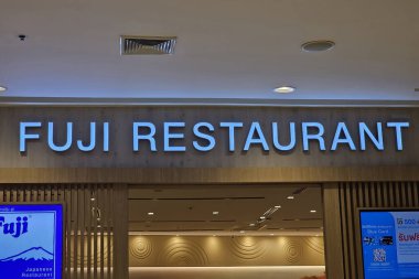 BANGKOK, THAILAND - 16 Ekim 2023 Fuji Japon Restoranı tabelası. 1983 'te kurulan en ünlü Tayland-Japon restoranıdır..