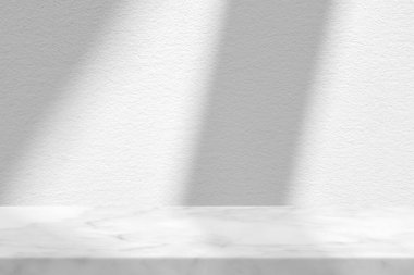 Beyaz Stucco Duvarlı Mermer Masa Işık Işını ve Gölgesi Arkaplanı, Ürün Sunumu, Görünüm ve Moda İçin Uygun.
