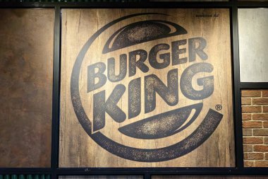 BANGKOK, THAILAND - 21 Ekim 2023 Burger King tabelası. Burger King, 1953 yılında kurulan çok uluslu bir Amerikan zinciri..