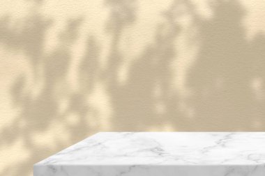 Beton Duvarda Gölge ve Bej Işıklı Minimum Beyaz Mermer Masa Köşesi, Ürün Sunumu, Görünüm ve Moda İçin Uygun.