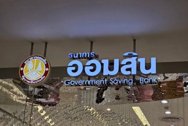 BANGKOK, THAILAND - 31 Ekim 2023 Hükümet Tasarruf Bankası tabelası. 1 Nisan 1913 'te kurulan bir devlet bankası..
