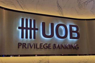 BANGKOK, THAILAND - 31 Ekim 2023 UOB işareti. United Overseas Bank Limited, 6 Ağustos 1935 'te kurulan Singapurlu çok uluslu bankacılık şirketidir..