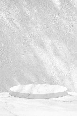 Beton Duvarlı Asgari Mermer Silindir Podyumu Yaprak Gölgesi, Ürün Sunumu, Ekran Arkaplanı ve Sosyal Medya veya Cep Telefonu İçin Model.