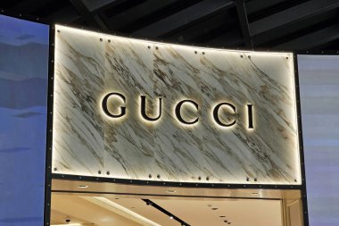 BANGKOK, THAILAND - 10 Kasım 2023 Gucci işareti. Gucci İtalya 'nın Floransa şehrinde 1921 yılında kurulan lüks bir İtalyan moda evi..
