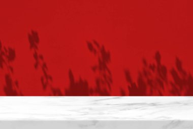 Kırmızı Beton Duvarda Ağaç Gölgesi olan Beyaz Mermer Masa Ürün Sunumu, Görünüm ve Moda İçin Uygun.