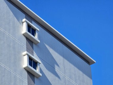 Mavi Gökyüzü Arkaplanlı Minimal Bina.