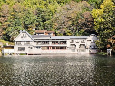 YUFUIN, JAPONYA - 12 Kasım 2023: Sonbaharda Kinrin Gölü. Japonya 'nın Oita bölgesinde Yufuin' in ünlü bir simgesidir..